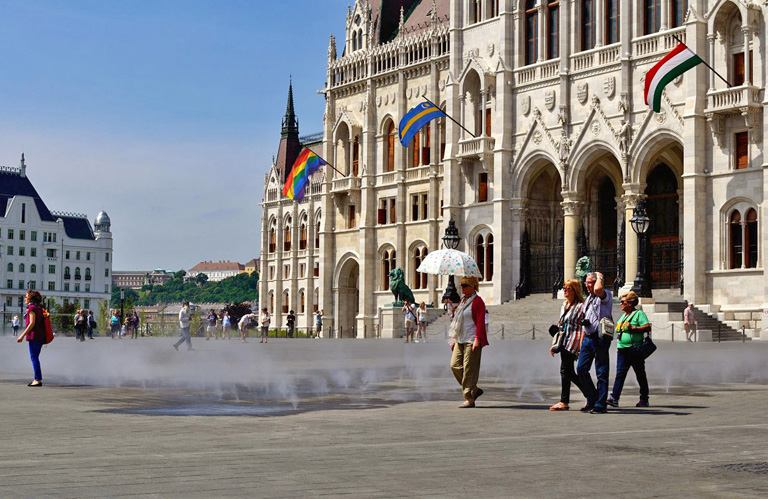 Így néz ki a szivárványzászló a Parlamenten Így néz ki a szivárványzászló a Parlamenten