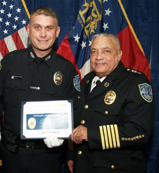 Szívszaggató fotó: rendőr nyugtatta meg a kórházba került kisfiút