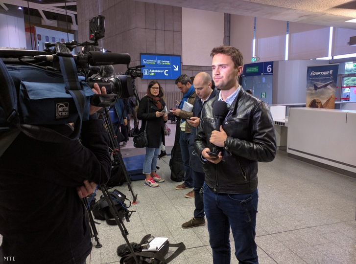 Televíziós forgatócsoportok az EgyptAir egyiptomi légitársaság képviselete előtt a párizsi Charles de Gaulle repülőtéren 2016. május 19-én. Fotó: Lefteris Pitarakis