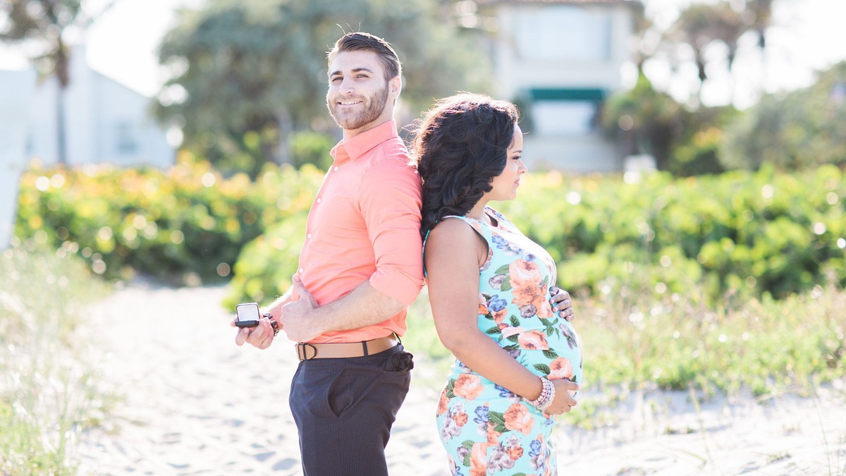 Terhesfotózáson lepte meg barátnőjét a lánykéréssel - gyönyörű fotók Terhesfotózáson lepte meg barátnőjét a lánykéréssel - gyönyörű fotók