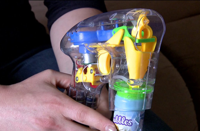 Buborékfújó pisztoly miatt zavarták haza az óvodából a kislányt 