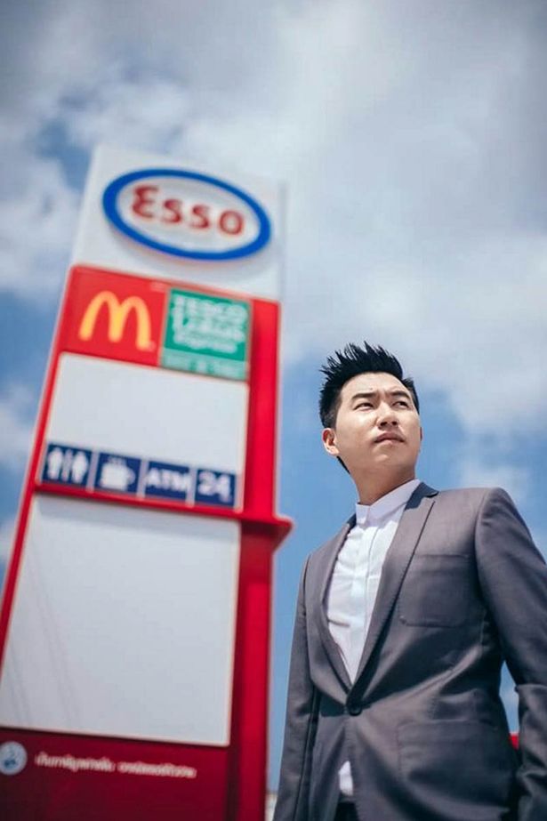 A benzinkúton készítette esküvői fotóit a fiatal házaspár - képek