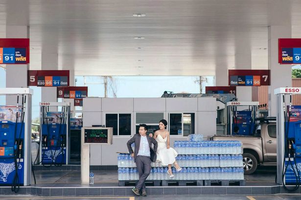 A benzinkúton készítette esküvői fotóit a fiatal házaspár - képek