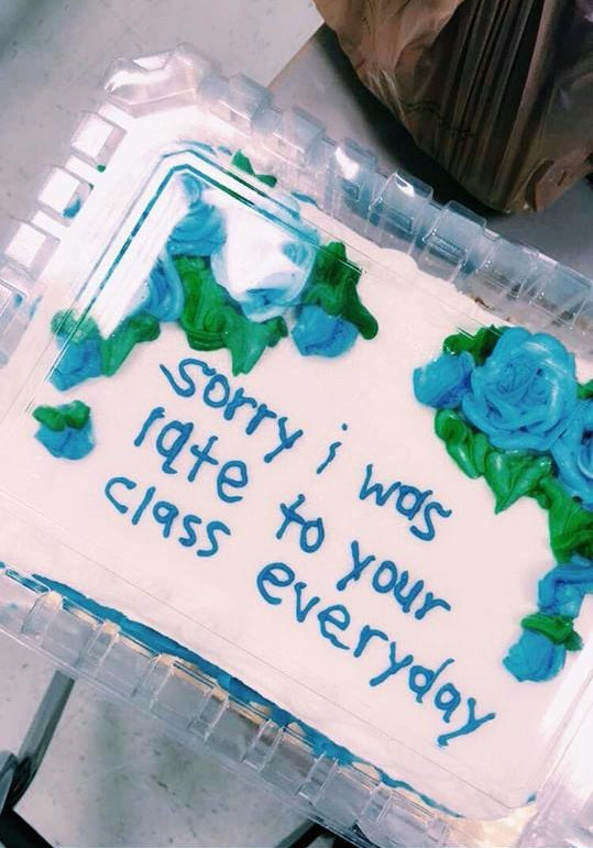 Tortát vitt tanárának, hogy így kérjen elnézést a folyamatos késésért