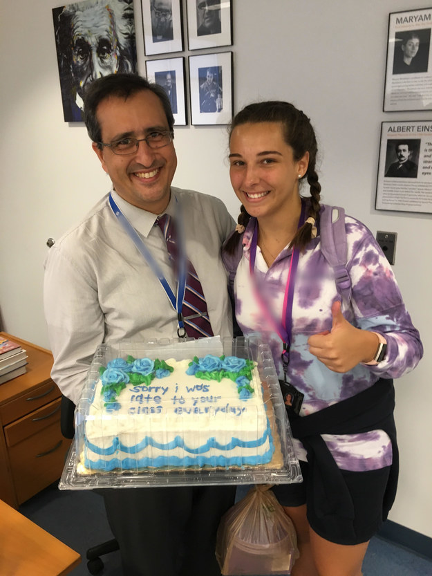 Tortát vitt tanárának, hogy így kérjen elnézést a folyamatos késésért