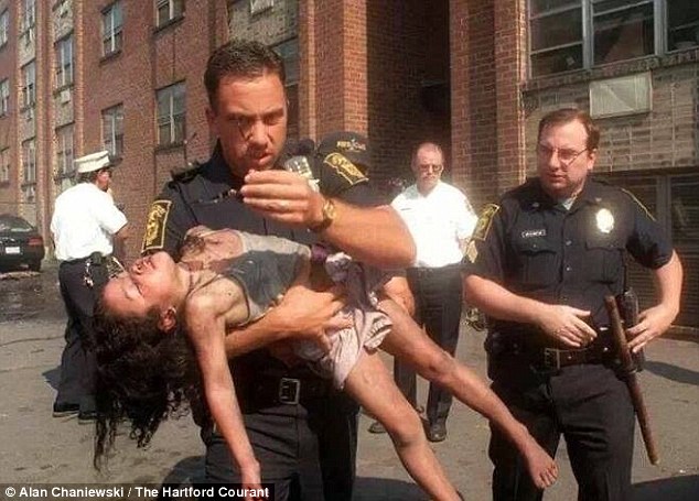 18 év után találkozott a fiatal lány és a rendőr, aki megmentette életét 18 év után találkozott a fiatal lány és a rendőr, aki megmentette életét