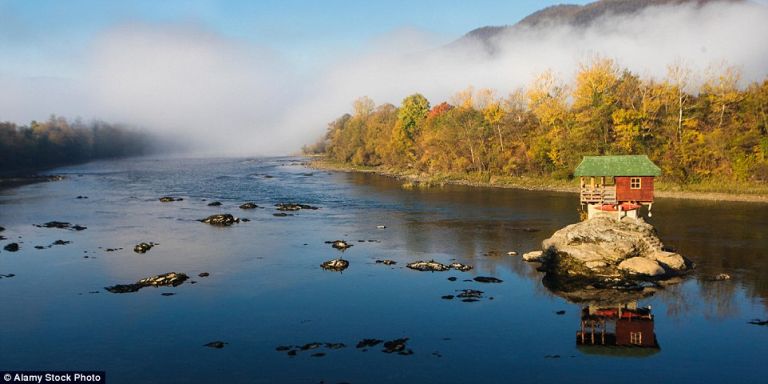 Horgászkuckó a Drinán, Szerbiában. 45 éve húzta fel néhány diák, azóta is áll, az árvizek és a viharok sem tudták elpusztítani.