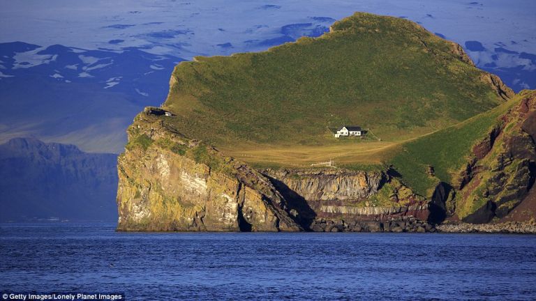 Elidaey-sziget, Izland. A szigetet 300 éven át öt család lakta, de az 1900-as évek elején elnéptelenedett. Végül egy vadásztársaság épített rajta házat.