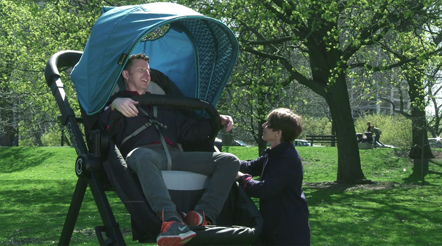 Az óriás babakocsiban megtudhatod, hogyan is utazik a kisbabád - képek Az óriás babakocsiban megtudhatod, hogyan is utazik a kisbabád - képek