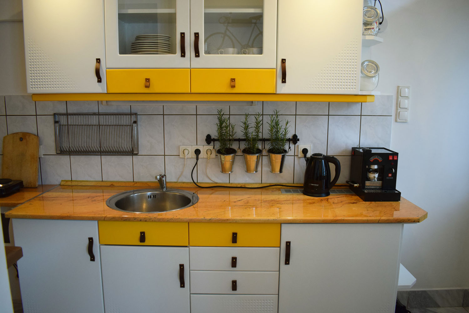 Előtte és utána: minimál pénzből alakult át a pesti kis garzon