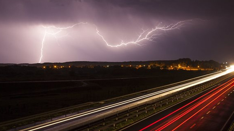 villámlás látható Nagykanizsa felett az M7-es autópálya felől 2016. május 23-án éjjel. MTI Fotó: Varga György 