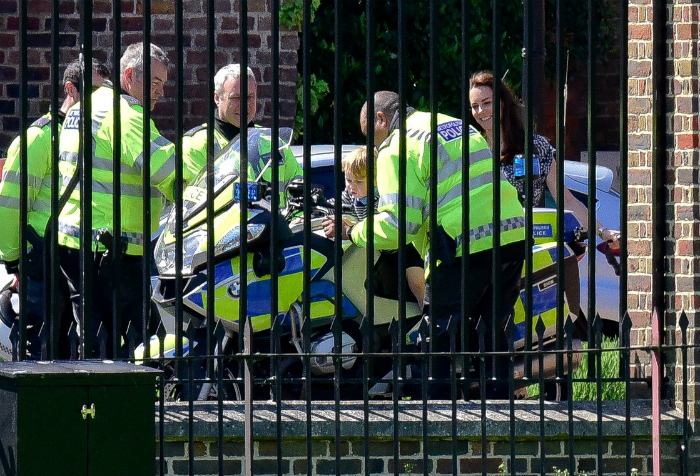 Így feszít György herceg rendőrmotoron - fotó