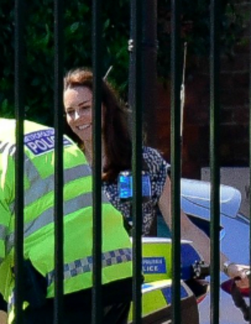 Így feszít György herceg rendőrmotoron - fotó