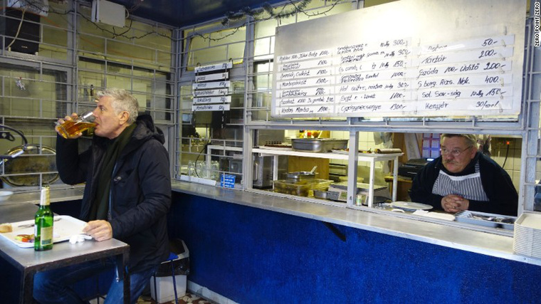 Anthony Bourdain: A magyar rántott hústól Obama-ig