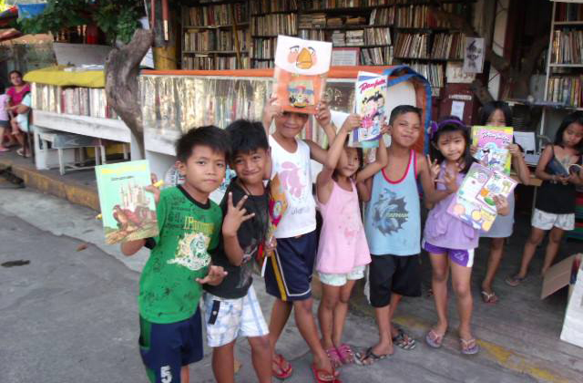 Nyilvános könyvtárat nyitott az otthonában