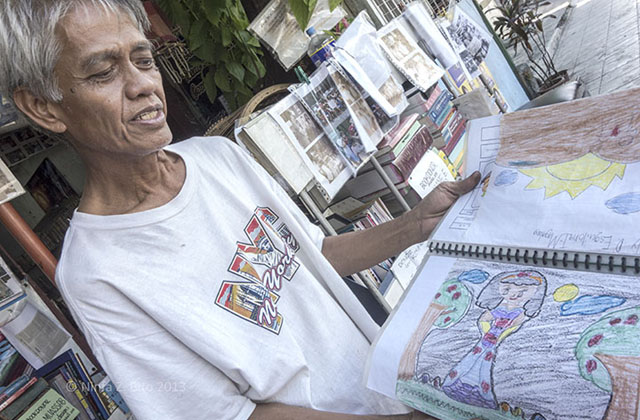 Nyilvános könyvtárat nyitott az otthonában