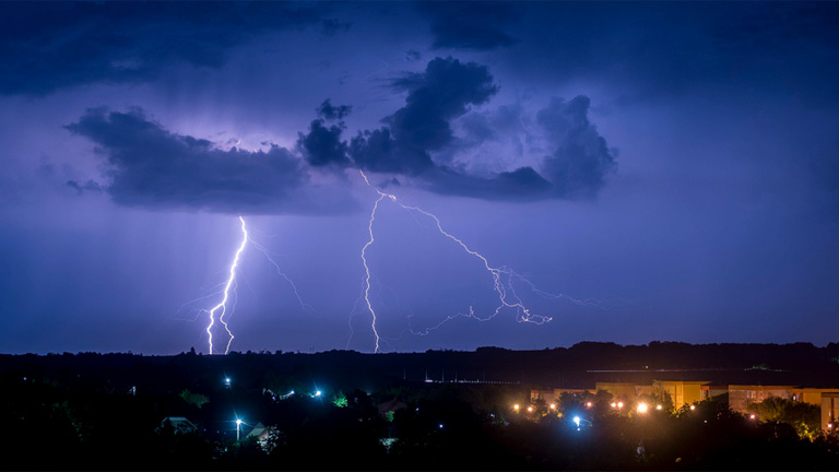 illámlás Pécs kertváros városrésze felett