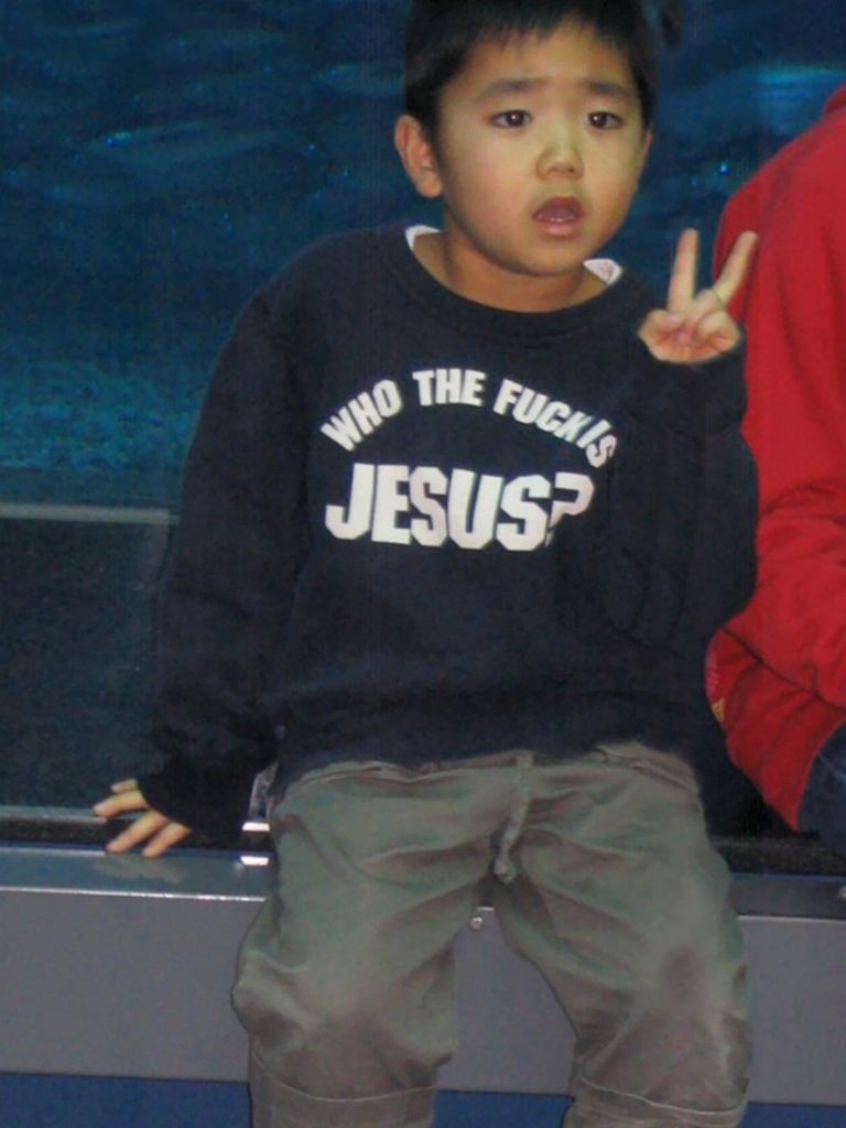 Kicsit mellélőttek ezekkel a feliratos pólókkal