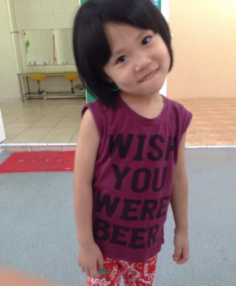 Kicsit mellélőttek ezekkel a feliratos pólókkal