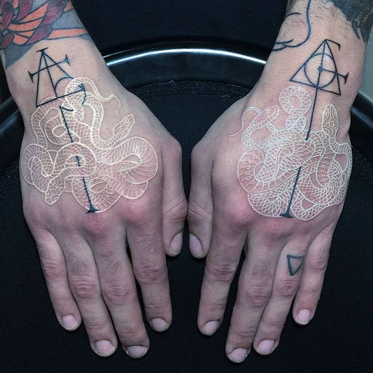 Kígyómániás tetoválóművész