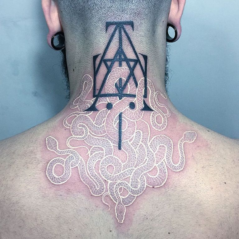 Kígyómániás tetoválóművész