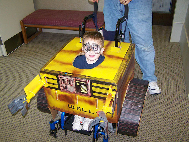 Gyerekek kerekesszékéből készít menő járgányokat Gyerekek kerekesszékéből készít menő járgányokat