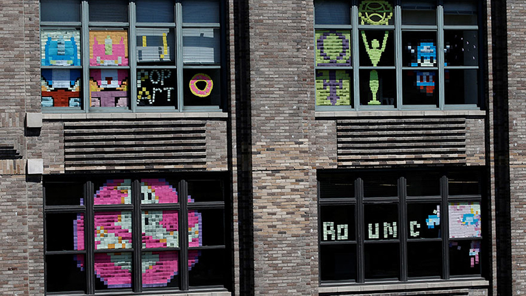 Zseniális post-it háború tört ki az irodaházak között