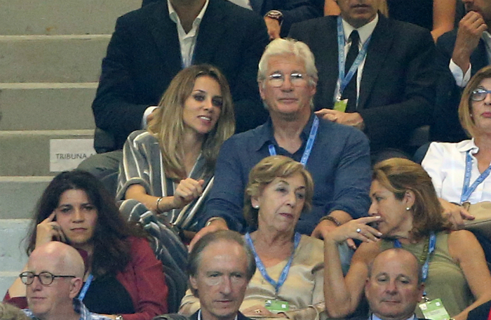 A stadionban kényeztette Richard Gere-t a párja 