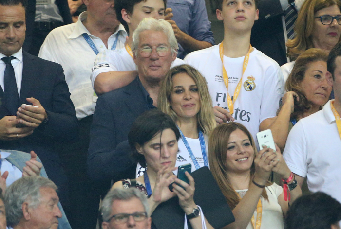 A stadionban kényeztette Richard Gere-t a párja 