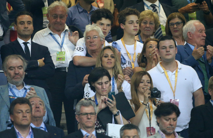 A stadionban kényeztette Richard Gere-t a párja 