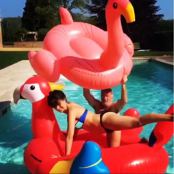 Hilaria Baldwin terhes jógája látványosra sikerült