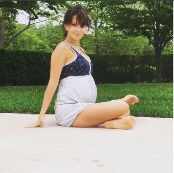 Hilaria Baldwin terhes jógája látványosra sikerült