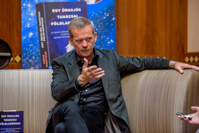 Interjú az űrhajóssal, aki a magyar menye családjának üzent az űrből