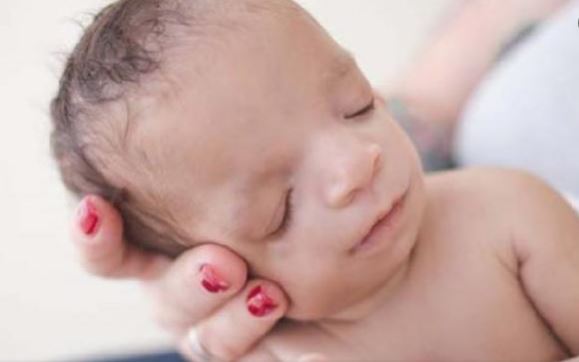 Meglátták leendő gyermeküket – sírva rohantak el a kórházból az örökbefogadó szülők 