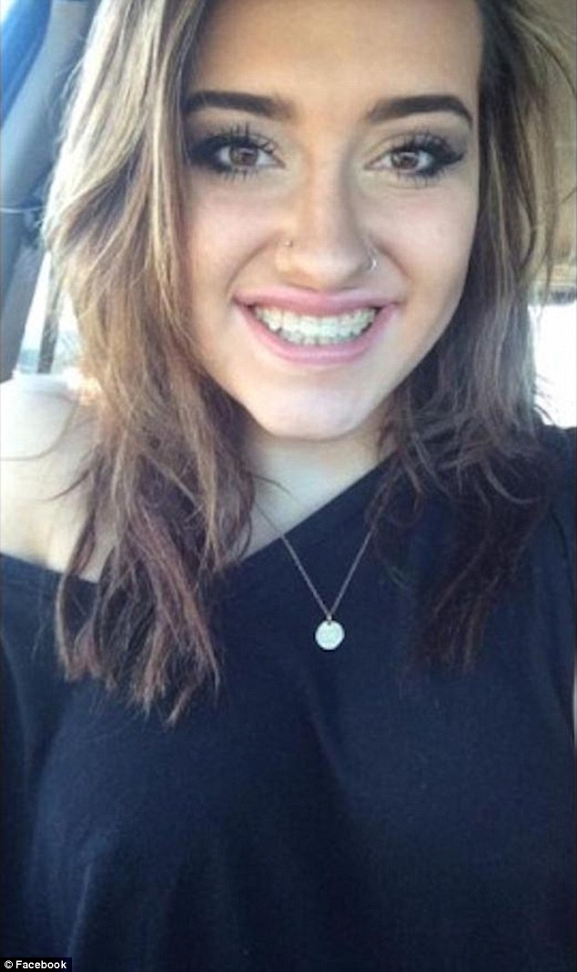 Az iskola vezetősége alázta meg a gimnazista lányt, mert nem viselt melltartót - visszavágott