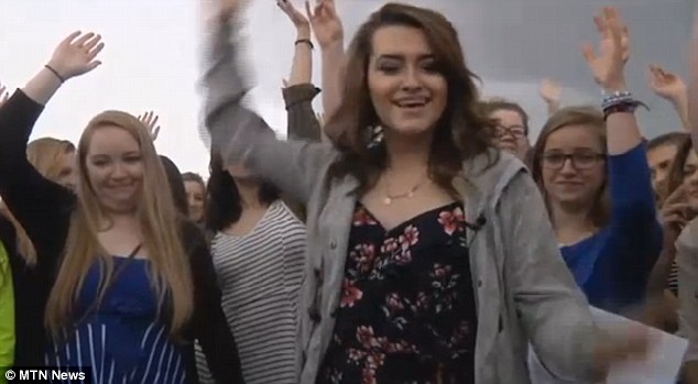 Az iskola vezetősége alázta meg a gimnazista lányt, mert nem viselt melltartót - visszavágott