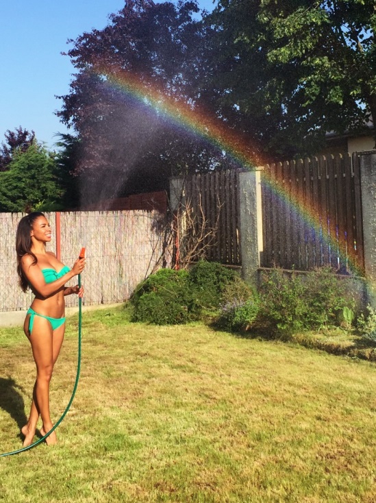 Tücsi bikinis testétől még a szivárvány is előbújik