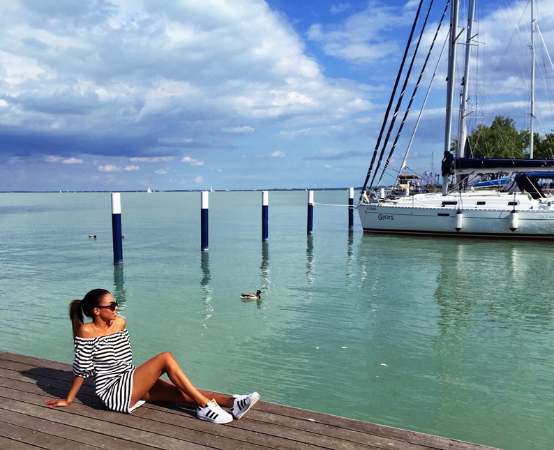 Tücsi bikinis testétől még a szivárvány is előbújik