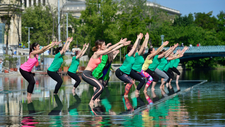 Ilyen volt az Activia vízijóga a Városligeti-tavon Ilyen volt az Activia vízijóga a Városligeti-tavon