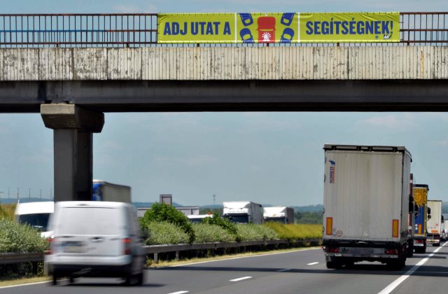 Adj utat a segítségnek! - a molinókkal a segítségnyújtásra figyelmetnek az M1-es autópályán