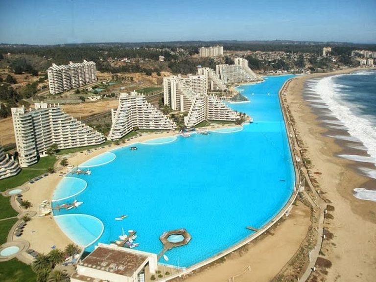 A világ legnagyobb medencéje egyben a legmélyebb is