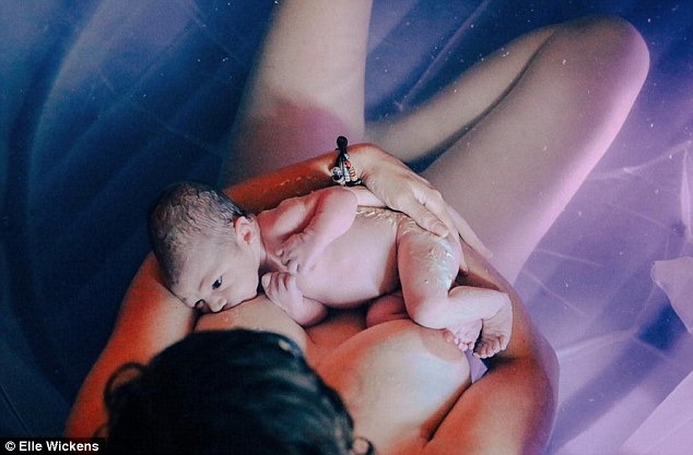 Letiltotta az Instagram a szoptatós anyák fotóit - a fotós és az anyák tiltakoznak Letiltotta az Instagram a szoptatós anyák fotóit - a fotós és az anyák tiltakoznak