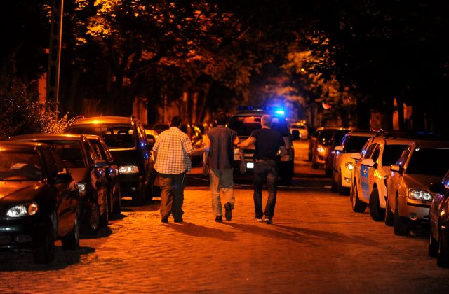 A rendőrök elfogták a késelőt (fotó: Mihádák Zoltán - MTI)