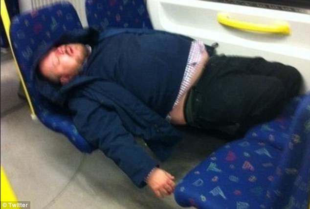 Az összetekeredett lábú nő fotóján ámuldozik a net