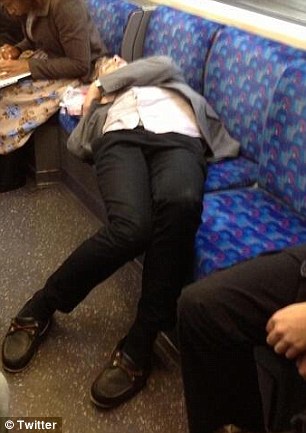 Az összetekeredett lábú nő fotóján ámuldozik a net Az összetekeredett lábú nő fotóján ámuldozik a net