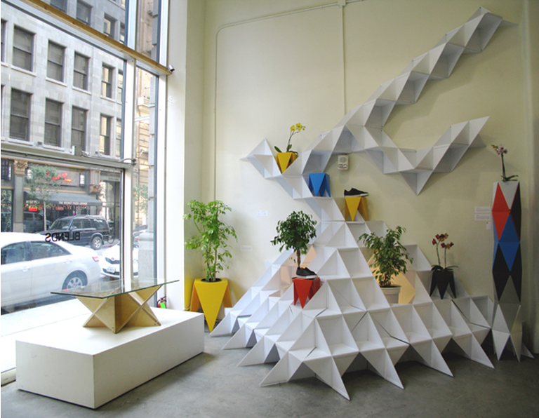 Akár asztallá is alakítható ez a polcrendszer