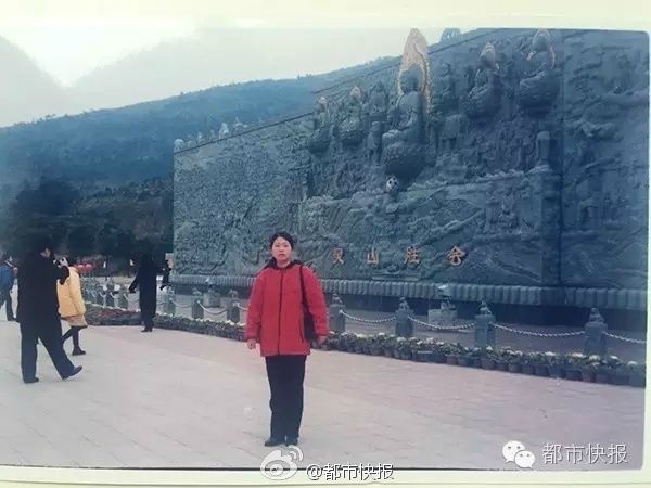 Elképesztő véletlen: saját anyját szúrta ki férje 16 évvel ezelőtti fotóján 