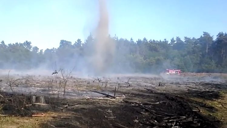 Forgószelet videóztak oltás közben a katasztrófavédők