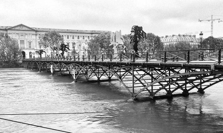 Ilyen Párizs a víz alatt - művészi fekete-fehér fotók az elárasztott francia fővárosról