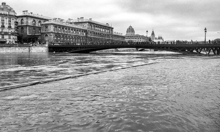 Ilyen Párizs a víz alatt - művészi fekete-fehér fotók az elárasztott francia fővárosról